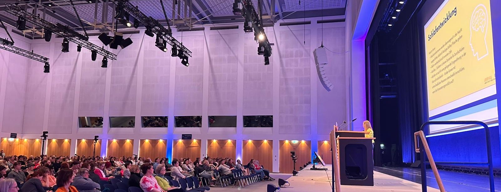 Janine May bei einem Vortrag vor vollem Saal im Congress Center Leipzig